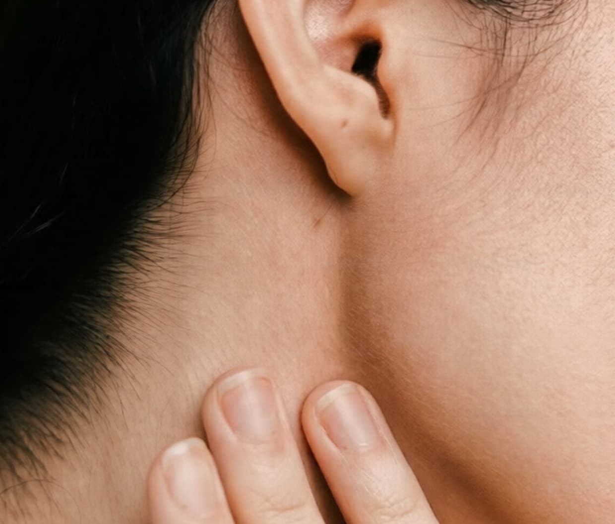 Direct Neck Lift - close-up of a smooth neck contour and defined jawline highlighting neck rejuvenation and skin tightening